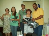 Mireille na ABRAPAC com a equipe da Band na entrega de perucas para pacientes com cancer.